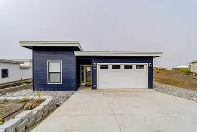 Image de Modern & stylish getaway with fireplace, WiFi, Ac, & W/D - walk to beach