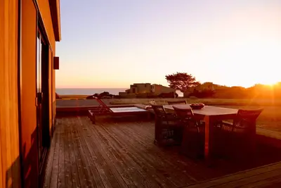 Image de Sunsets over the ocean, waves, whales, serenity, luxury on the bluff