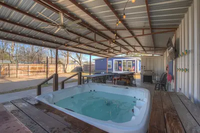 Image de Hackberry Retreat - Hot Tub - Near Main