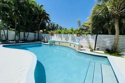 Image de Gorgeous 4-bedroom villa with pool - walk to beach