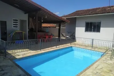 Image de House in a gated community, with pool and barbecue area.