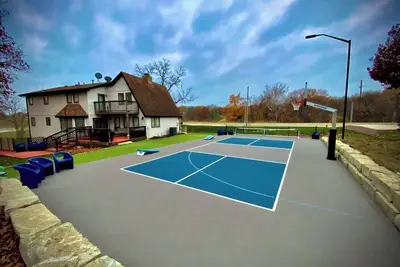 Image de Spacious Kc Home - Pickleball, Mini Golf, Gym, Luxurious Bathrooms, Swim Spa