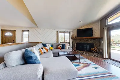 Image de Mountain view home with deck, wood-burning fireplace, & WiFi - great location