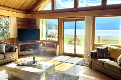 Image de Lake Front Family Beach House w/ large yard and hot tub