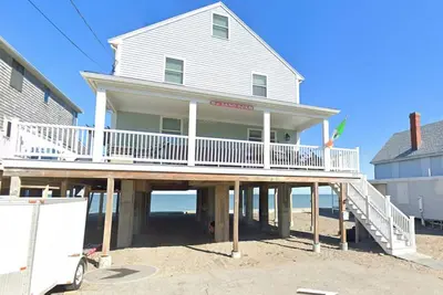 Image de Oceanfront Beachfront house with wrap around deck. Perfect for family & friends