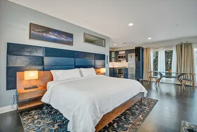 Image de Luxe Penthouse Loft on Main St- Steam Shower, Elevator, Parking, Views, Kitchen