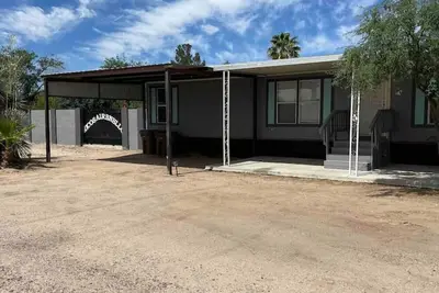 Image de Charming, Serene & Spacious ~ Backyard ~ Parking!