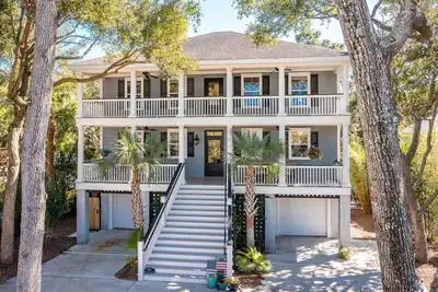 Image de High-End Beach Home, Walking Distance to Beach & Close To Town - On The Half Shell!