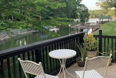 Image de Paradise Found! ! Waterfront Lake Retreat w. Dock Fish, Boat, Swim. Pet-Friendly!