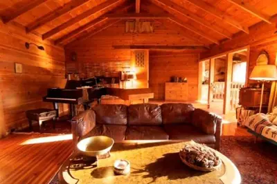 Image de Belle maison de campagne a 2. 5 etages, toute en bois