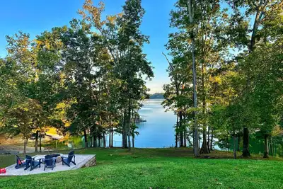 Image de Lakefront Cabin + Bonfire Pit