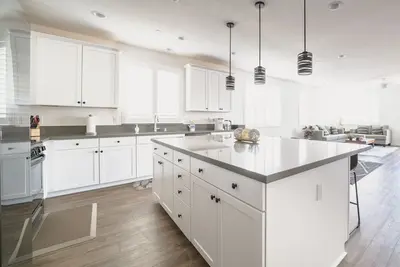 Image de *King Suite by hospital & Uc w\/Private Bathroom*