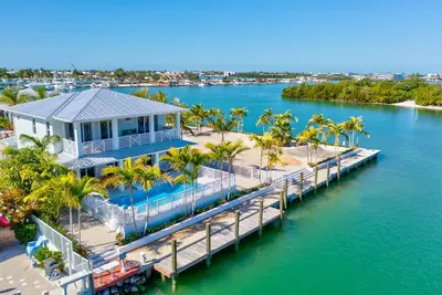 Image de P24 - Fabulous 4 bed, 4 bath home with pool and dock