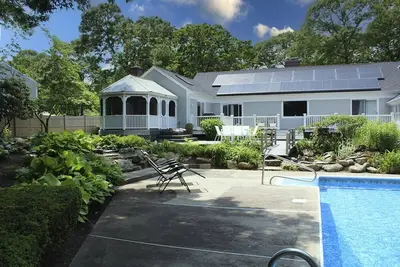 Image de Dromo Landing: 133-Ba Picture Perfect Pool Property in a Quiet Cummaquid Neighborhood