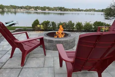 Image de Lake side country home