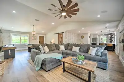Image de Gorgeous Cabin w/ Pergolas, Walk to River!