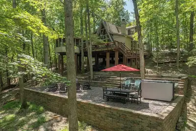 Image de The Treehouse at Cedar Falls by Innsbrook Vacations!
