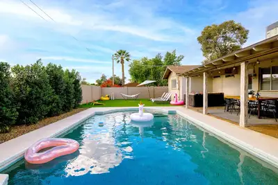 Image de 5 min from Old Town, Heated Pool, Hot Tub, Gameroom, Master Suite