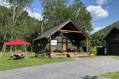 Image de Ski & Stay! ! Enjoy the ski slopes just minutes away and this cozy getaway!