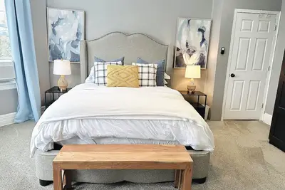 Image de Your Family Friendly Home with Large Backyard & Onsite Parking