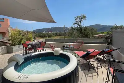 Image de Superbe Appartement sur le Port avec Jacuzzi privé et Piscine partagée