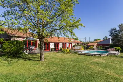 Image de Gîte familial spacieux avec piscine naturelle, proche Nantes