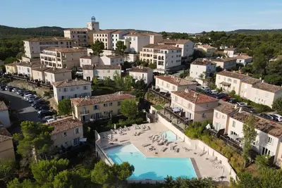 Image de Maison de Vacances en Provence avec Piscine, Golf à Proximité, Fibre et Linge Haut de Gamme