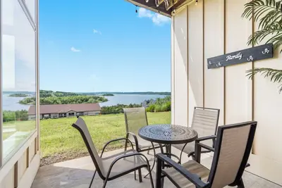 Image de Beautiful Walk-in Lake View Condo with Ha Features