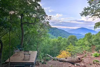 Image de 2 Decks + Views: Spruce Pine Cabin on 8 Acres