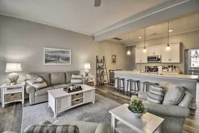 Image de Chic & Central Townhome - 3 Blocks to Beach!