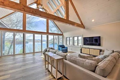 Image de Deck + Lake Views: Grand Glenville Retreat