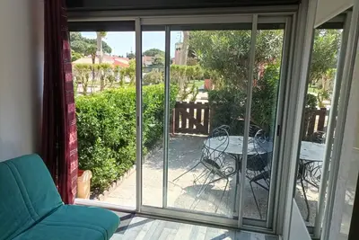 T2  Piscine. 400 €/sem. --> 28/06 puis 450 € --> 12/07. Parking, plage 800 m,
