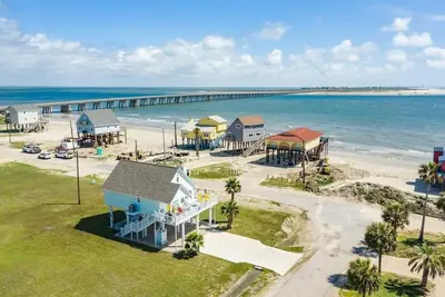 Beach, Bridge & Bites—Scenic Stay with Stellar Fishing Access