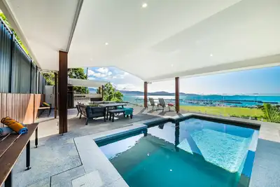 Image de One Airlie Beach. . . . Beyond comparison