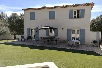 Image de Bastide Provençale avec piscine et jardin