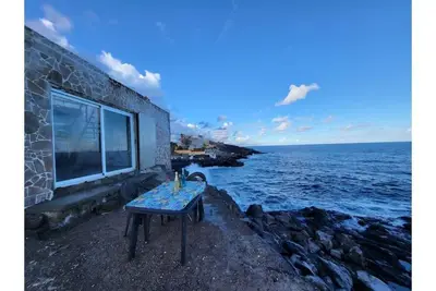 Image de House above the sea. Impressive.