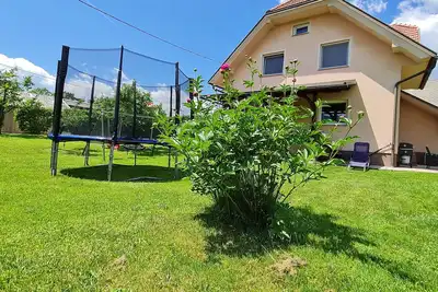 Image de New and fully equipped air-conditioned modern studio surrounded by green