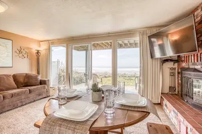 Image de Oceanfront, Short Walk to Easy Beach Access From this Sweet Ground-Level Condo!