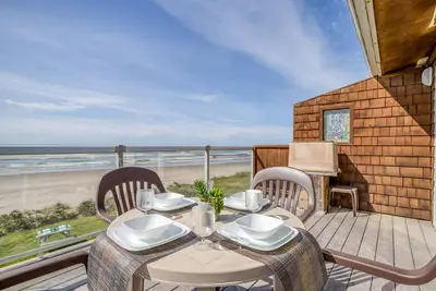 Image de Enjoy Easy Beach Access from this Upstairs Oceanfront Condo in Rockaway Beach!