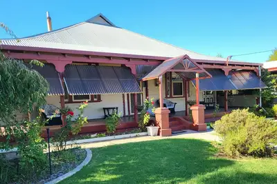 Image de Collie Retreat <br>Large 1925 home<br>5 minute walk to town<br>2 toilets<br>