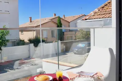 Superbe T2 neuf climatisé 2nd ligne, balcon, jardin, prestations haut de gamme 1