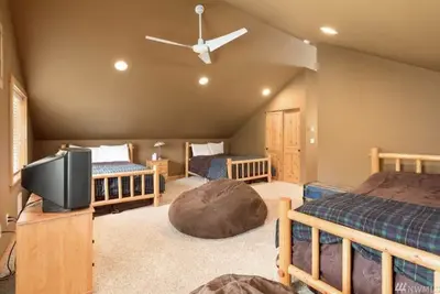 Image de Snoqualmie Pass Cabin Walking Distance to Lifts