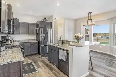 Image de Bee Our Guest * Entire 3 Bedroom Place * Lots of Natural Light
