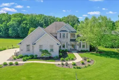 Image de Huge home with theater, hot tub, golf cart, and just minutes from Lambeau Field!