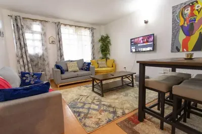 Image de Cozy Family-sized 2 Bedroom Apartment with stable Wi-fi & conducive work station