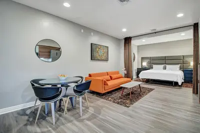 Image de Luxe Loft on Main St. - Steam Shower, ZeroG King Bed, Designer Kitchen, Elevator!