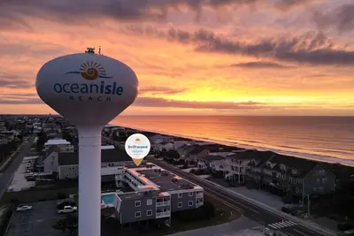 Image de Ocean View Retreat: Cozy Condo with Pool, Bikes & 1 Min to Beach!