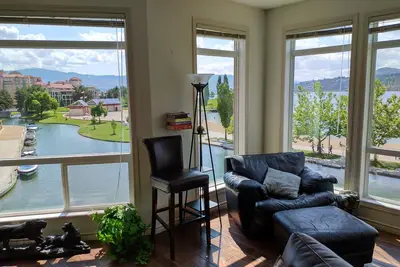 Image de Spectacular, 2 bedroom resort Condo, on the waterway and beach front in Kelowna.