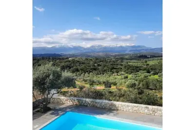Image de Villa crétoise avec vue sur les montagnes blanches