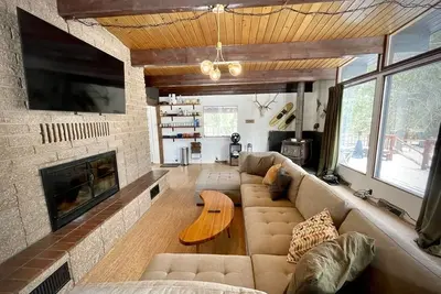 Image de Renovated cabin w stellar lake views, 1 min to lake, 5 miles Discovery Ski Area!